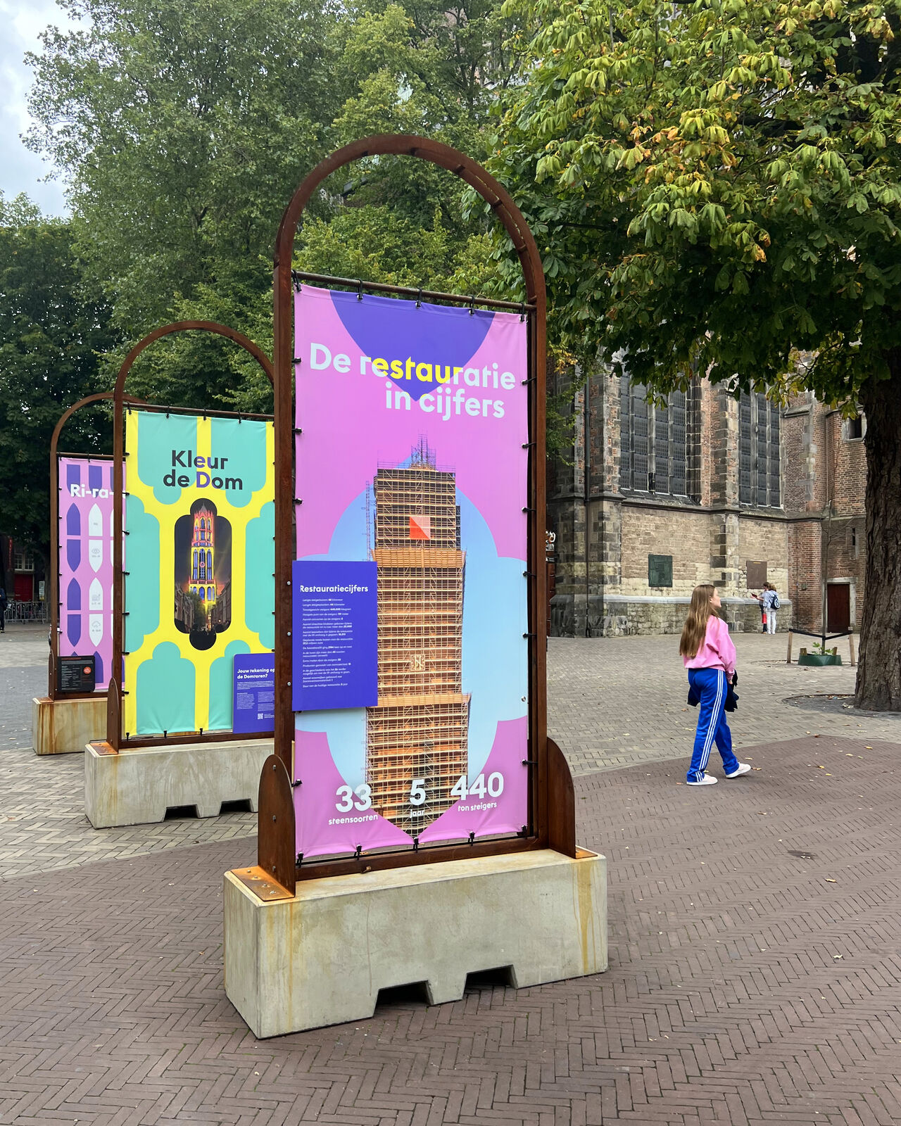 Poster op Domplein "De restauratie in cijfers'