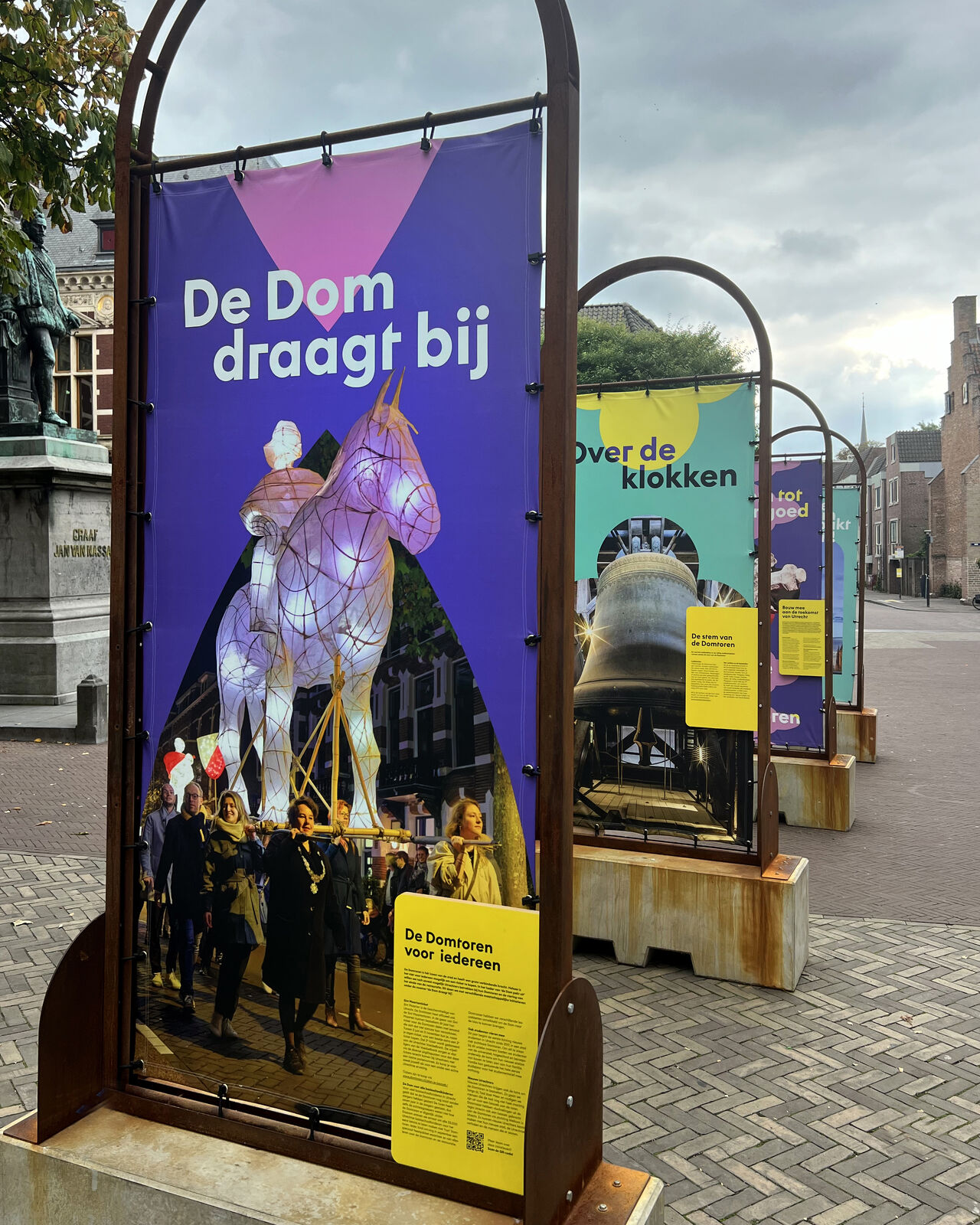 Poster "DeDom draagt bij".