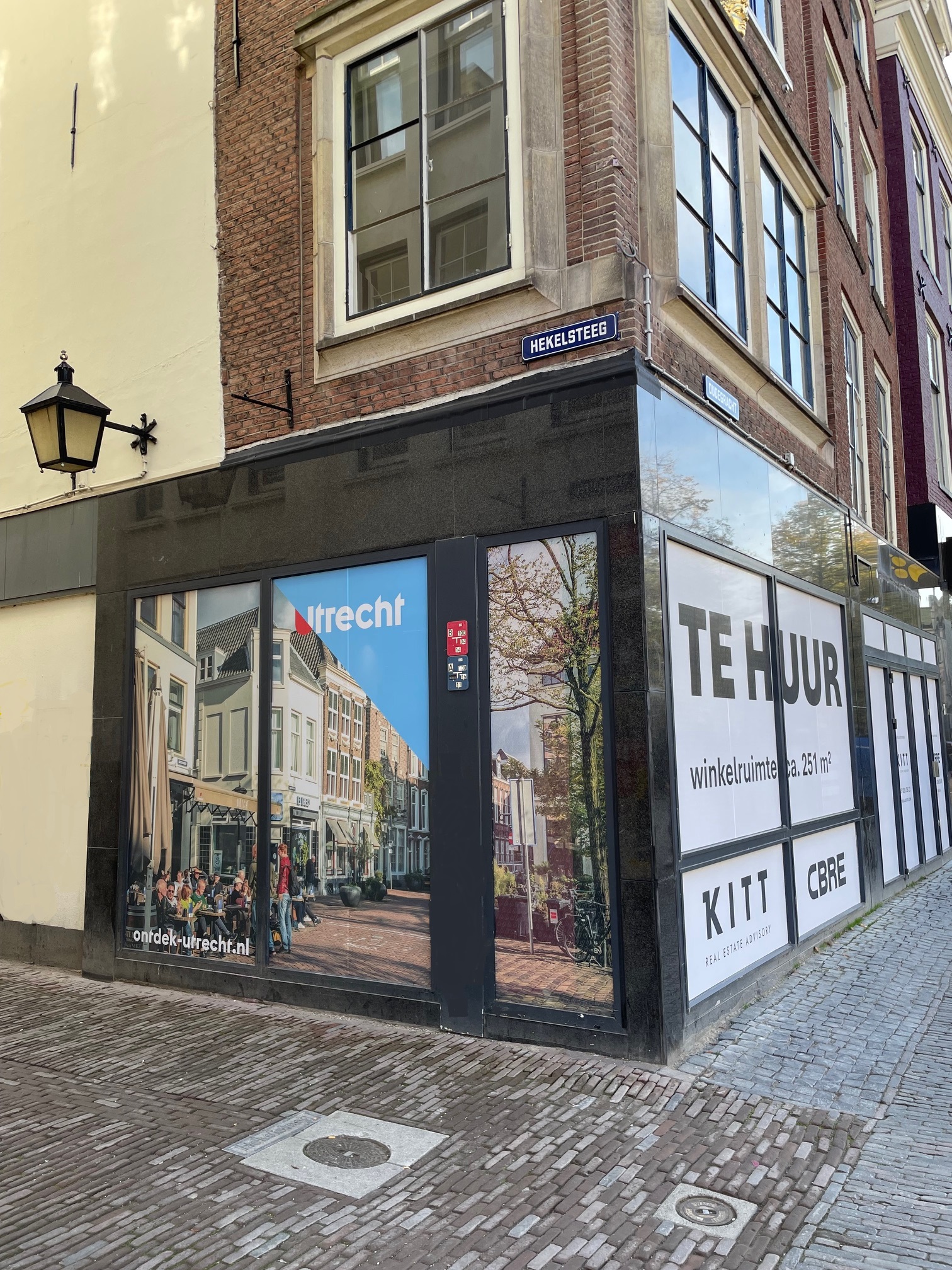 Pand in Utrecht bestickerd.