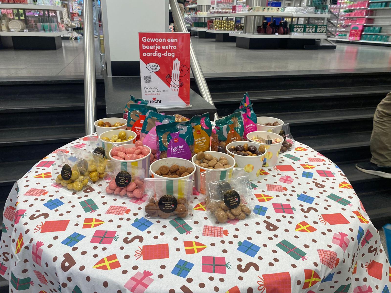 Bakjes met pepernoten op een tafeltje bij de Hema,