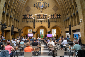 Hal vol met mensen van de Bibliotheek Utrecht aan de Neude.