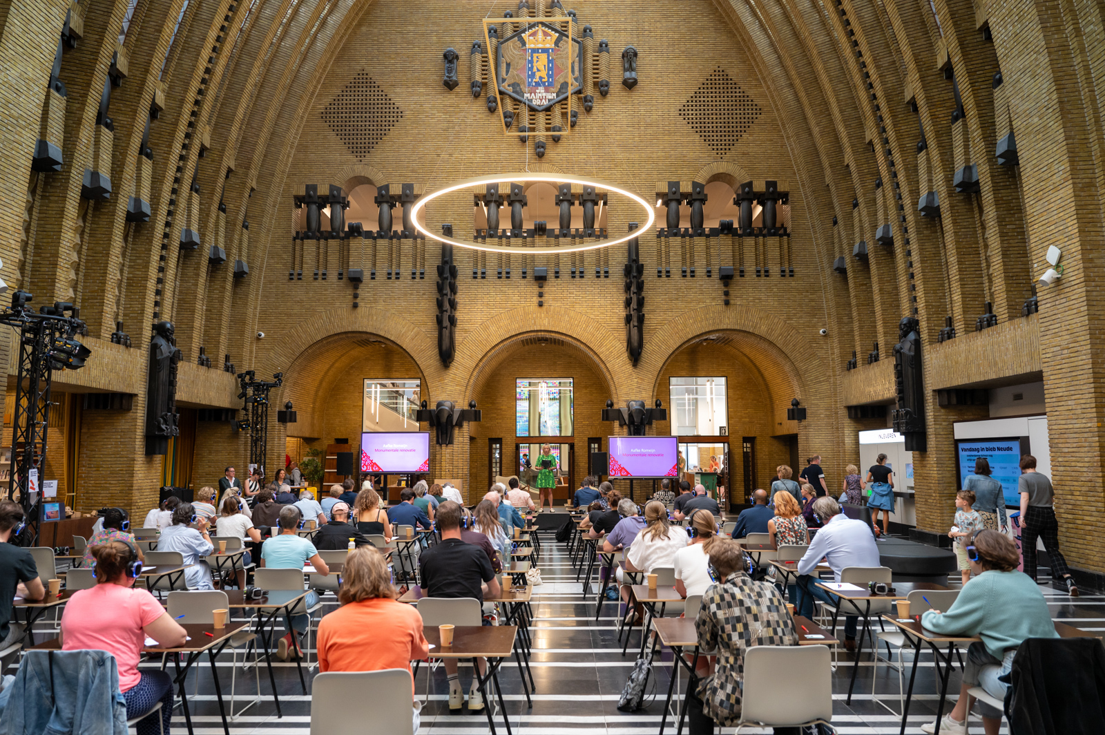 Hal vol met mensen van de Bibliotheek Utrecht aan de Neude.