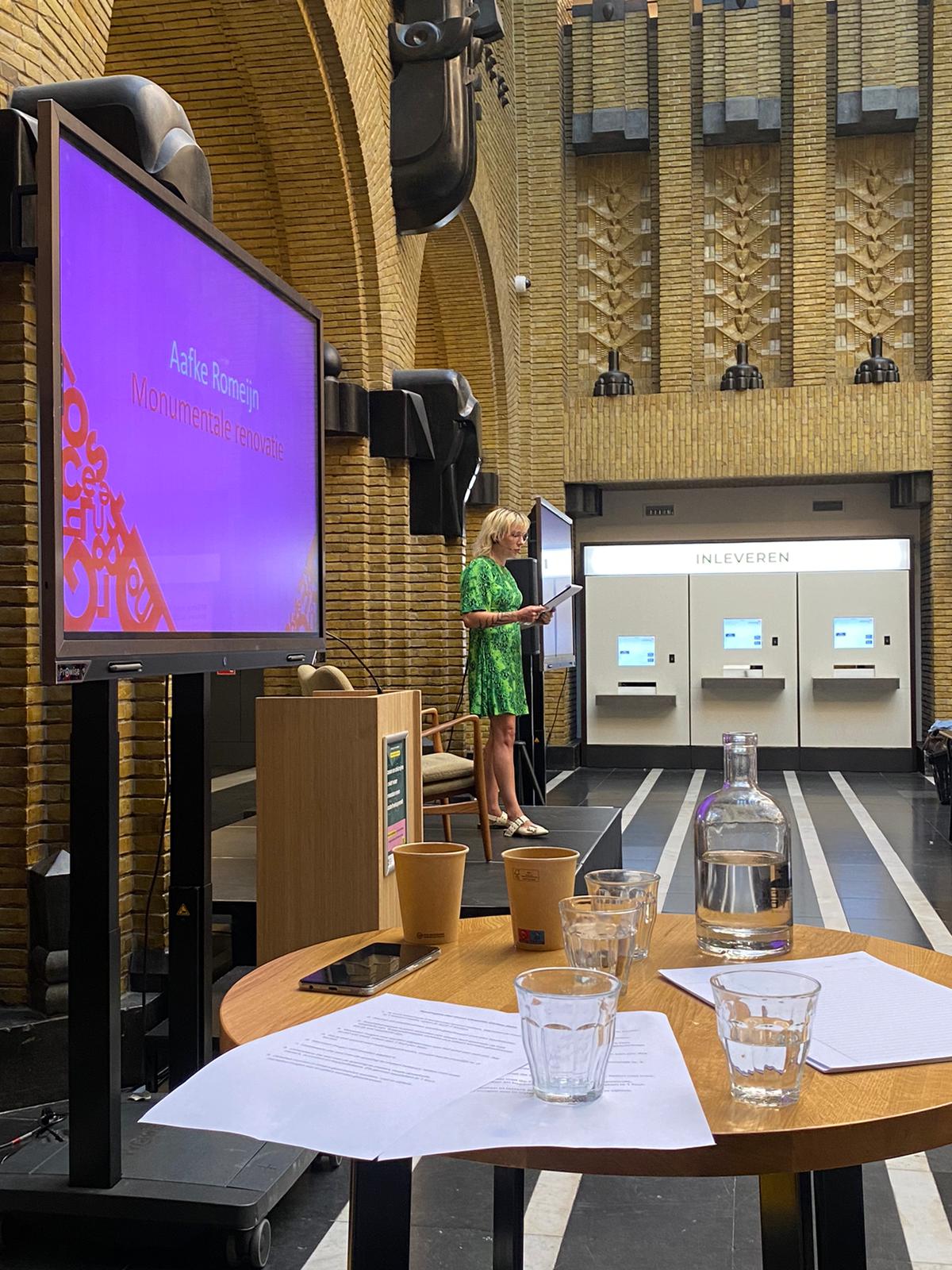 Aafke aan het spreken in de Bibliotheek Utrecht.
