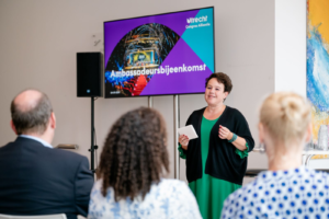 Burgemeester Sharon Dijksma aan het woord tijdens het congres.