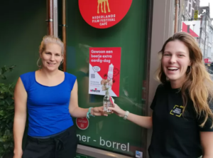 Twee vrouwen die elkaar wat geven.