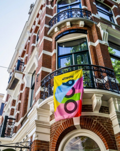 Een vlag met Utrecht 900 jaar die aan een reling hangt.