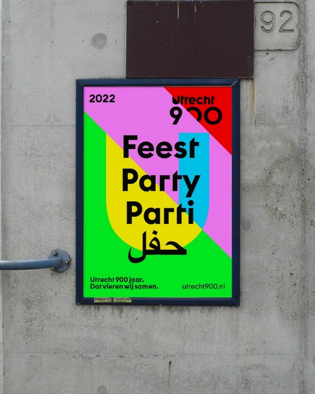 Poster van Utrecht 900 jaar. Met de zwarte tekst "Feest Party Parti en feest in het Arabisch".