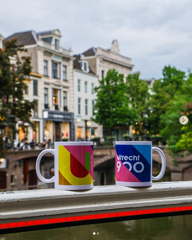 Twee mokken van Utrecht 900 jaar met op de achtergrond de Oude gracht.