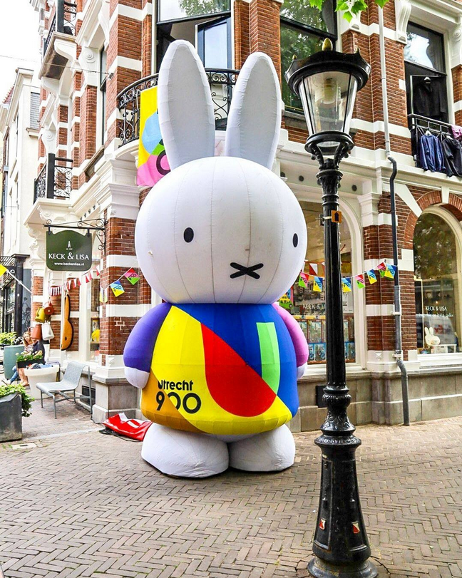 Een ballon in de vorm van Nijntje met op een shirtje aan in de stijl van Utrecht 900 jaar.