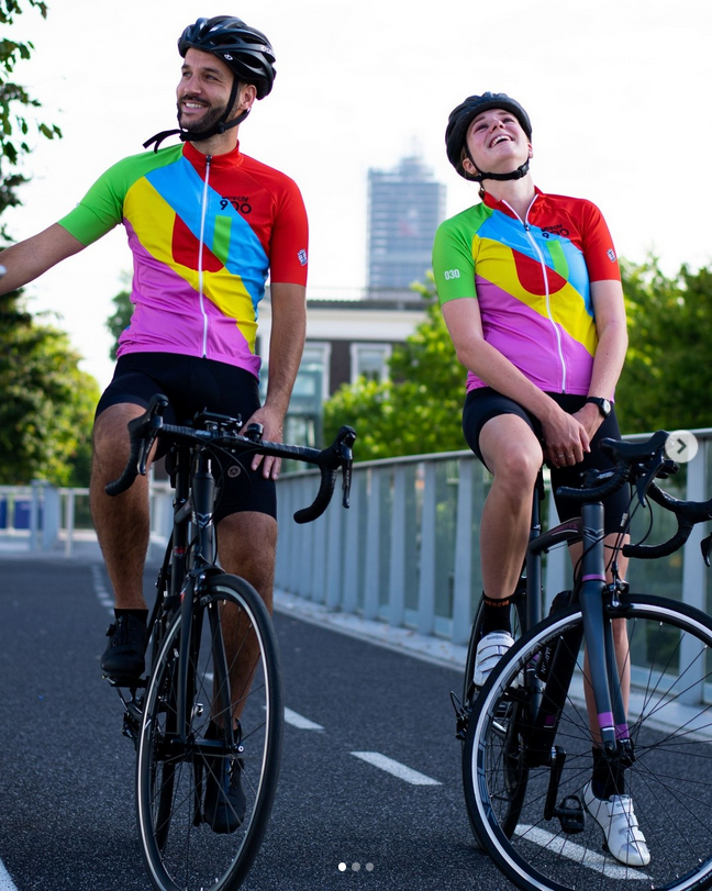 Twee mensen op wielrenfiets met een shirt aan in de stijl van Utrecht 900 jaar.