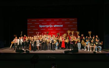 Mensen op het podium bij de uitreiking van de Sportprijs Utrecht