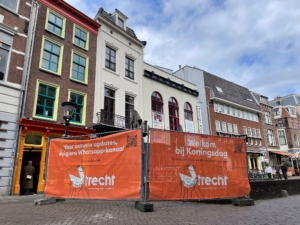 Koningsdag 2026 banners met oranje achtergrond en witte letters "Welkom bij Koningsdag".