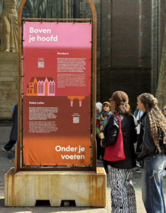 Een venster van de Domplein stijl op het domplein.