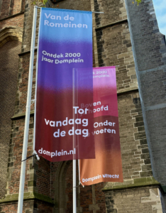 Domplein stijl vlaggen op het Domplein.