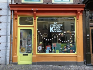 De voorgevel van de Utrechtse Kinderboekenwinkel.