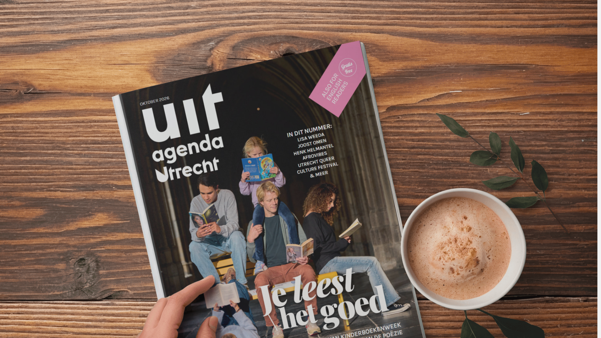 Iemand heeft de UITagenda magazine vast met op de voorkant de tekst in het wit 